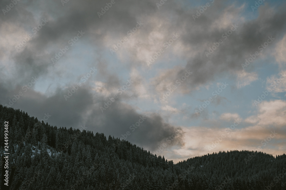 Obraz premium clouds over mountains