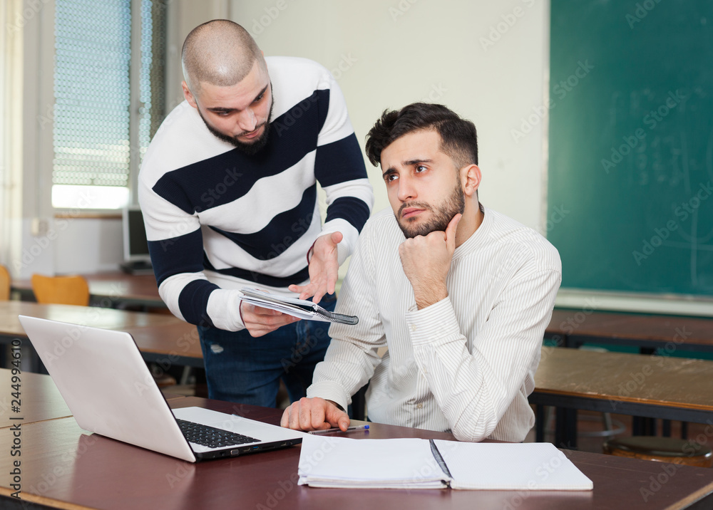 Obraz premium Male student having difficulties with studies