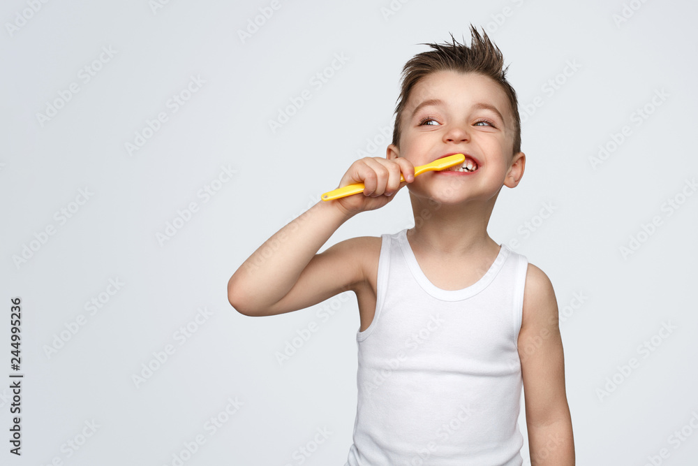 Adorable kid brushing teeth  - obrazy, fototapety, plakaty 