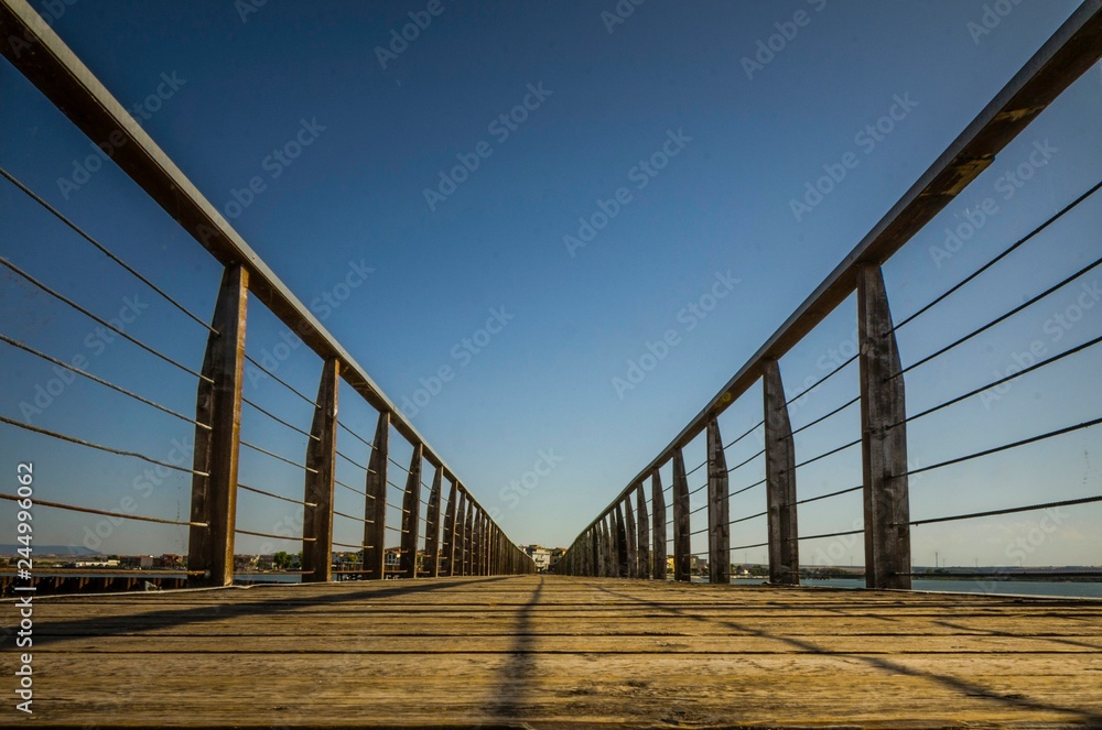 Fototapeta premium Passerella di legno al porticciolo