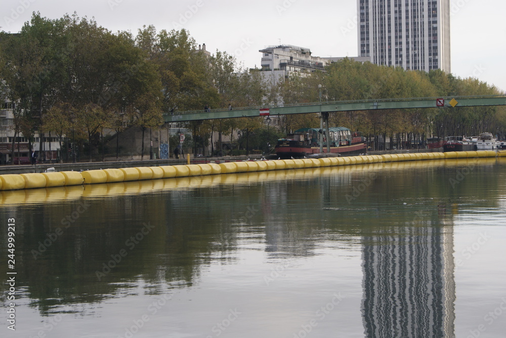 canal de l'ourcq . paris