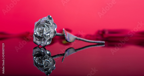 Metall Rose als Zeichen der Liebe