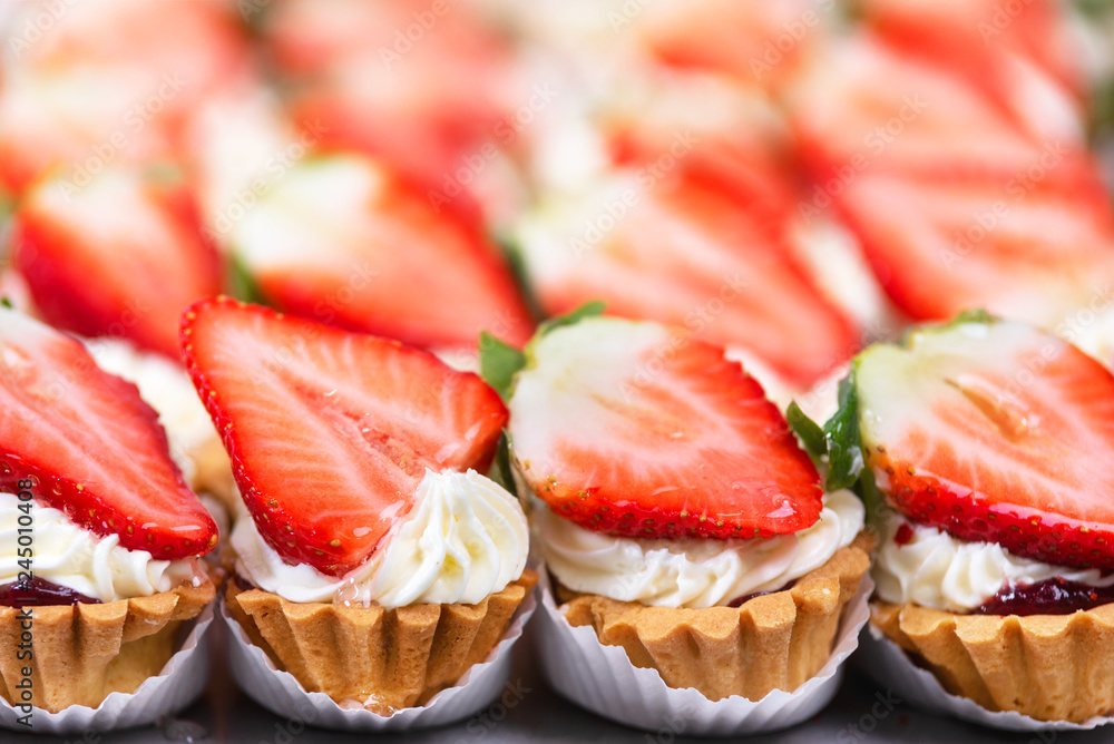 Delicious strawberries cheesecakes tartlets with fresh strawberries . Delicious strawberries cheesecakes tartlets with fresh strawberries .