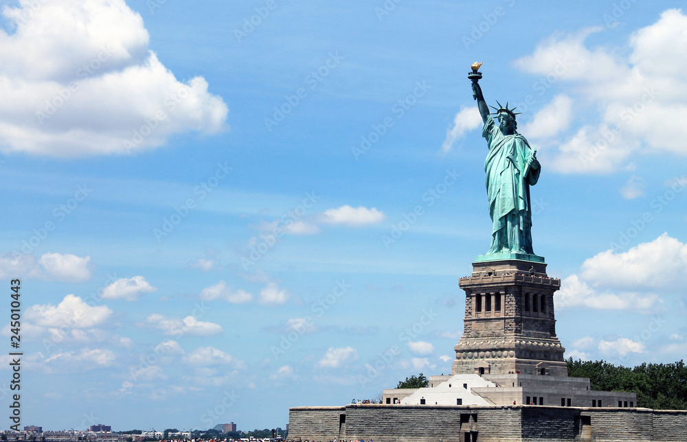 Fototapeta premium La estatua de la libertad en un dia soleado