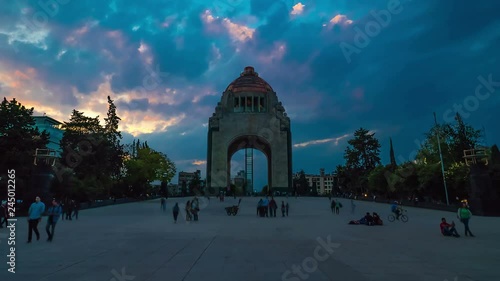 Hyperlapse of the Mexican Revolution monument.