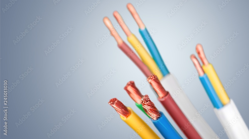 Fototapeta Elektryczny ekranowany kabel z wiele drutami odizolowywającymi na bielu