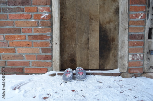 Trachten Filzpantoffeln schnee rustikal holztür photo