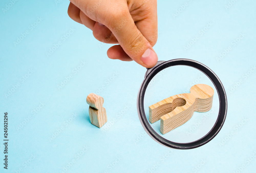 Φωτογραφία Magnifying glass is looking at the fallen wooden women with a void in the body from which the child fell