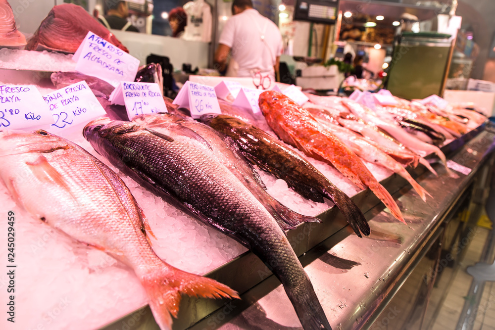 Exposición de pescados y mariscos en el mercado