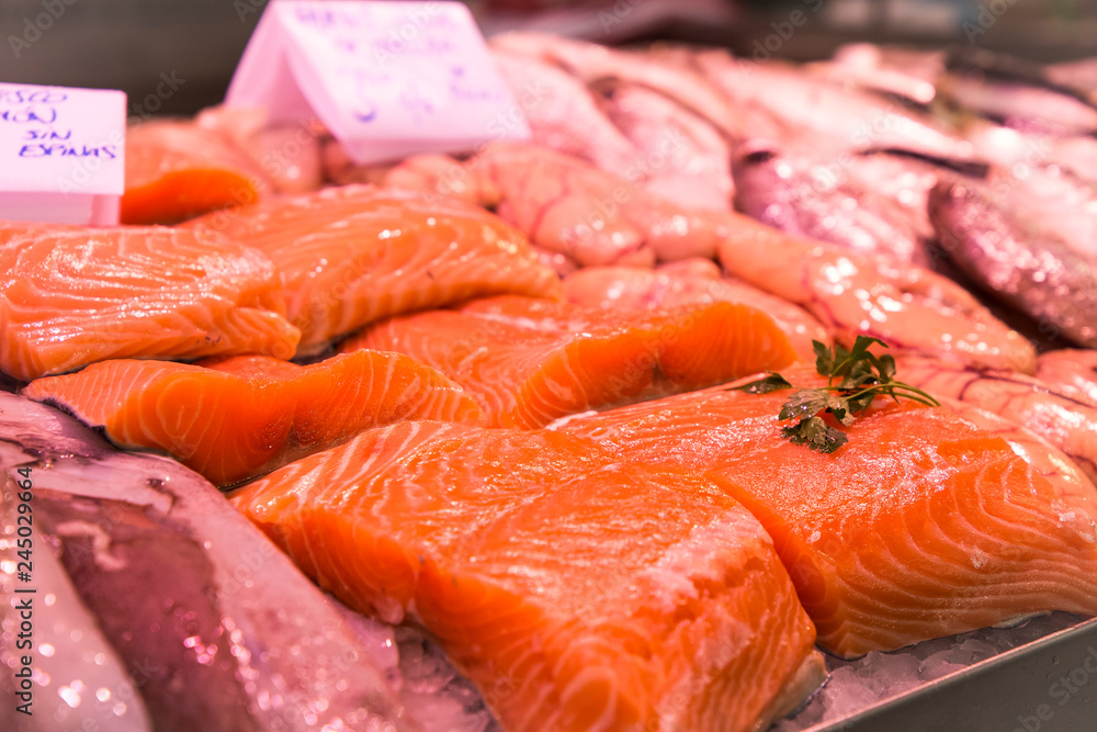 Exposición de salmón en el mercado Exposición de salmón en el mercado