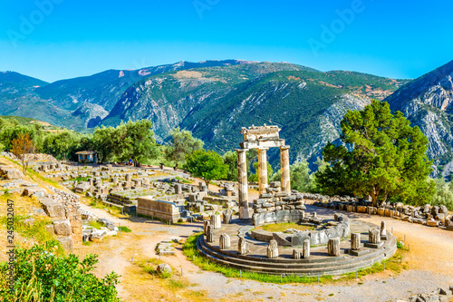 Papier peint Ruins of temple of Athena Pronaia at Delphi, Greece