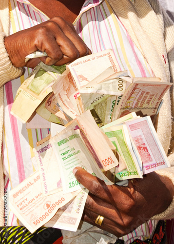 Фотография Zimbabwe money being held and handled