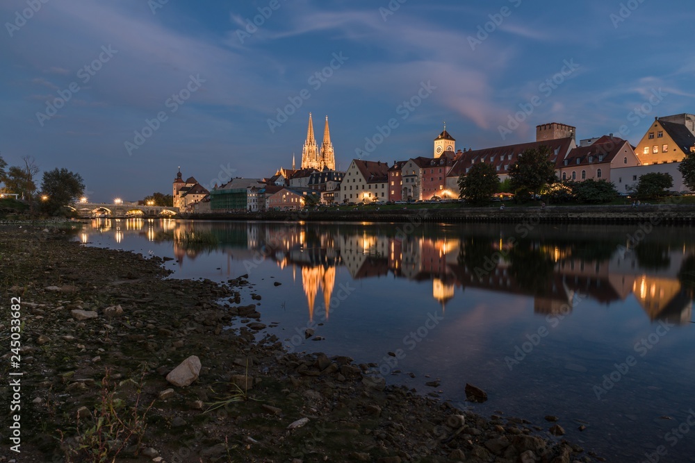 Niedriger Wasserpegel der Donau mit Blick auf den Dom in Regensburg, Deutschland