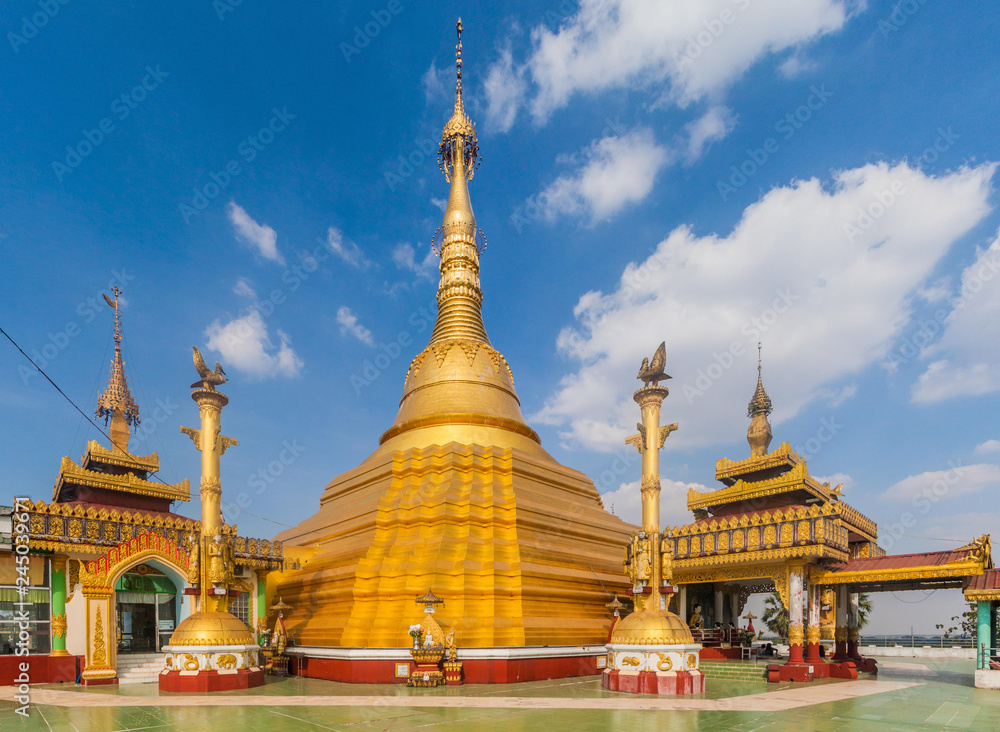 Fototapeta premium Shwe Taung Yoe Pagoda in Bago, Myanmar