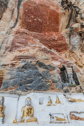 Buddha statues in Kawgun cave near Hpa An, Myanmar © Matyas Rehak