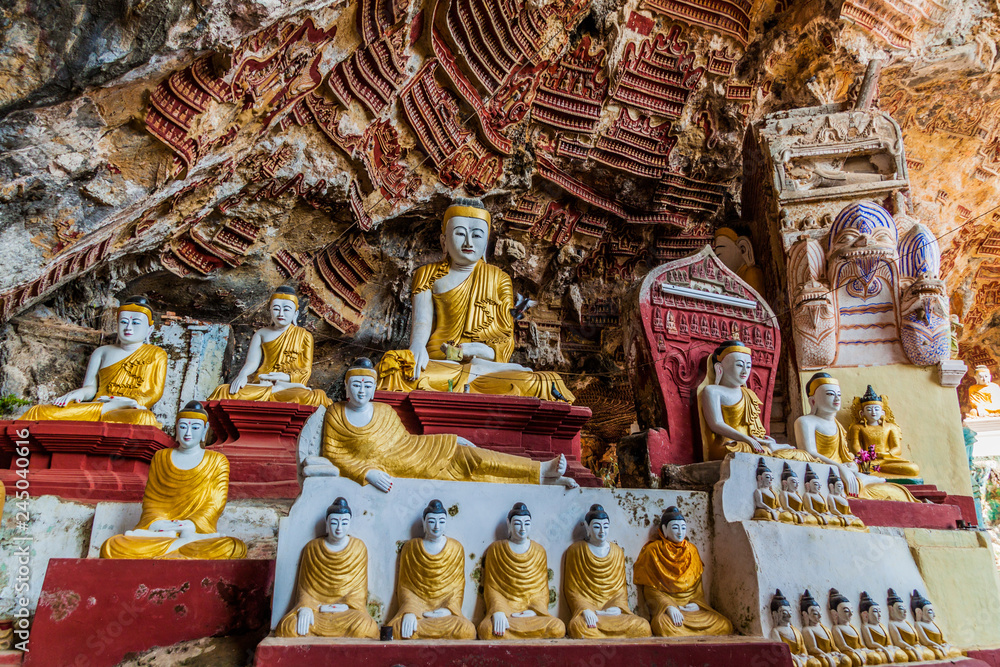 Fototapeta premium Buddha statues in Kawgun cave near Hpa An, Myanmar