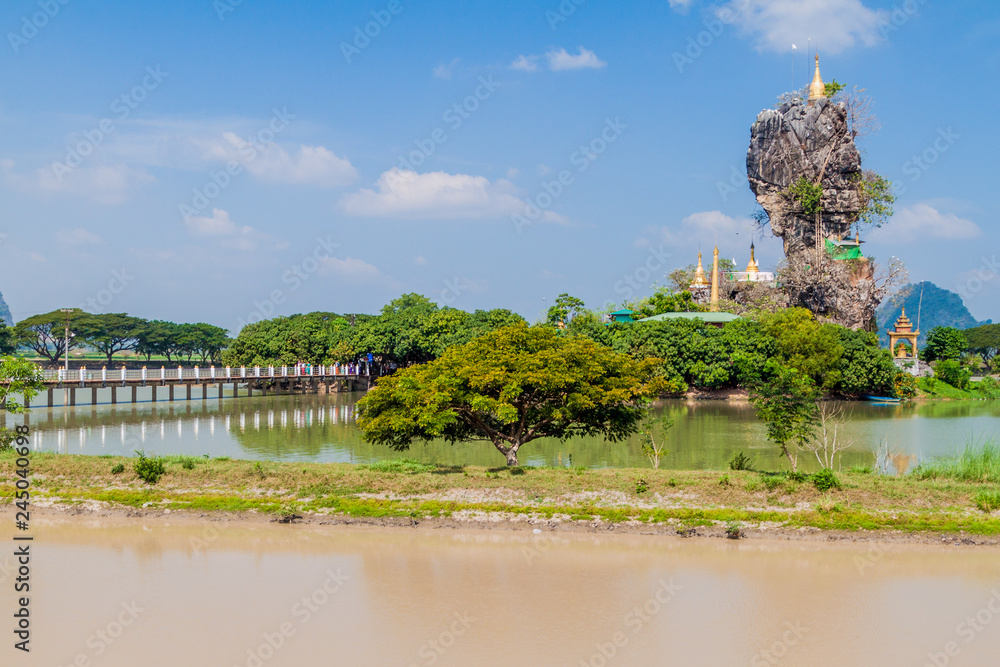 Fototapeta premium Kyaut Ka Lat (Kyaut Kalat or Kyauk Kalap) temple near Hpa An, Myanmar