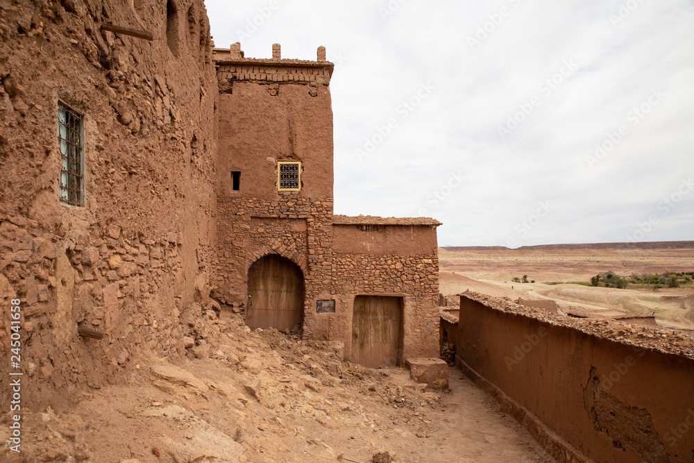 Casa antigua contruida en adobe cerca del desierto