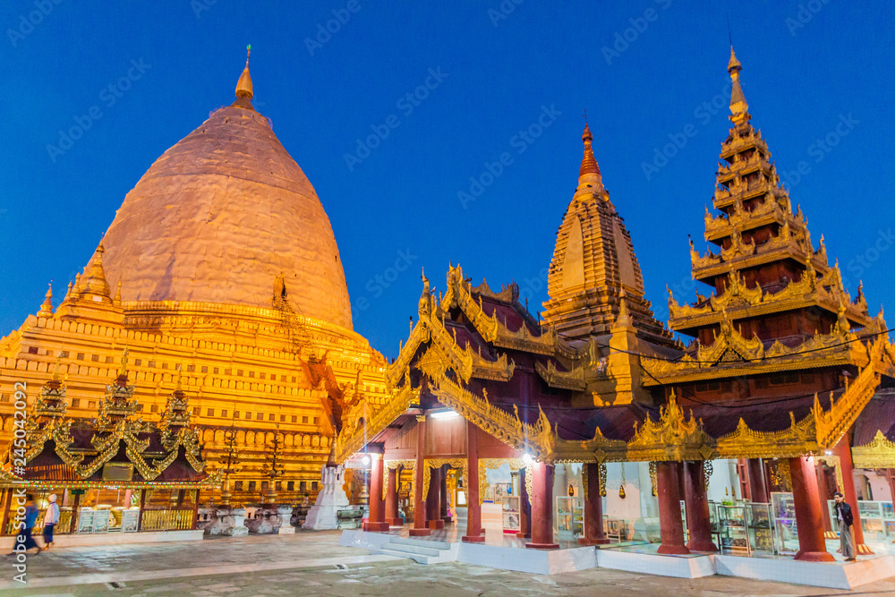 Naklejka premium Early morning view of Shwezigon Pagoda (Shwezigon Paya) in Nyaung-U, a town near Bagan, Myanmar