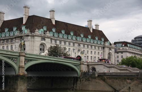 Edificio Londres sobre el rio Tamesis photo