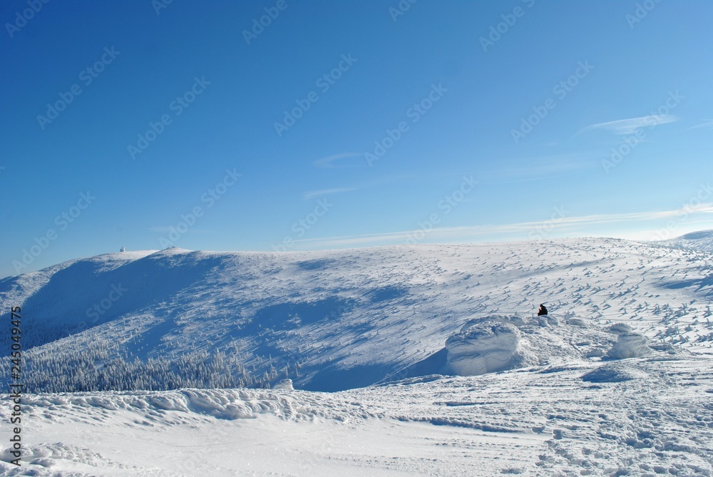 Samotny turysta w zimie w górach