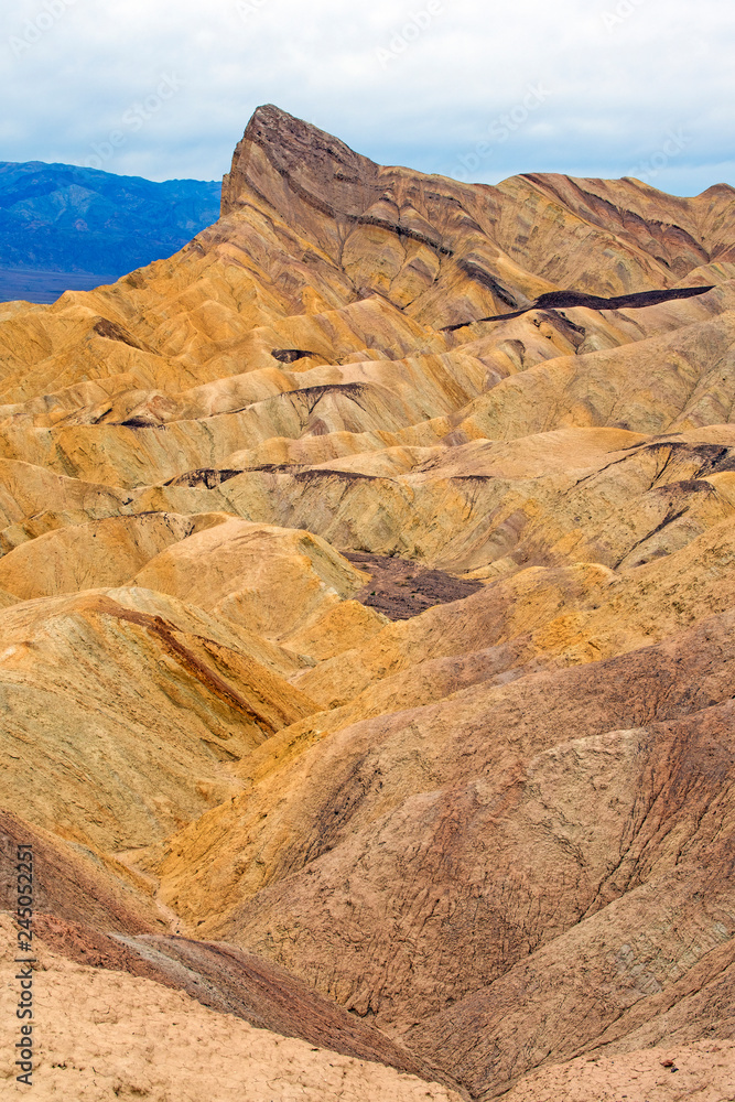 Naklejka premium Dramatic Pinnacle Rising out a Desert Canyon