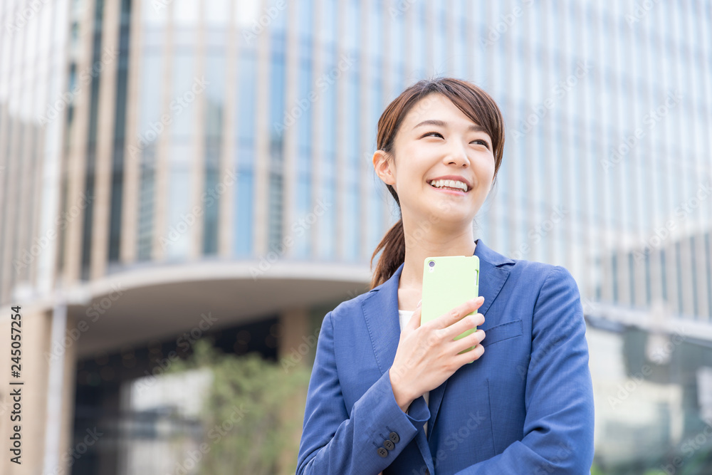 ビジネスウーマン　スマートフォン