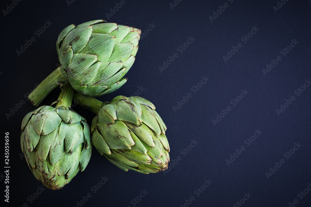 Obraz premium Fresh textured green artichoke flower