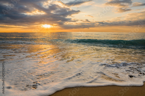 Urlaub am Meer Wellen im Sonnenaufgang 