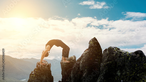 Foto man doing complex Yoga exercise headstand