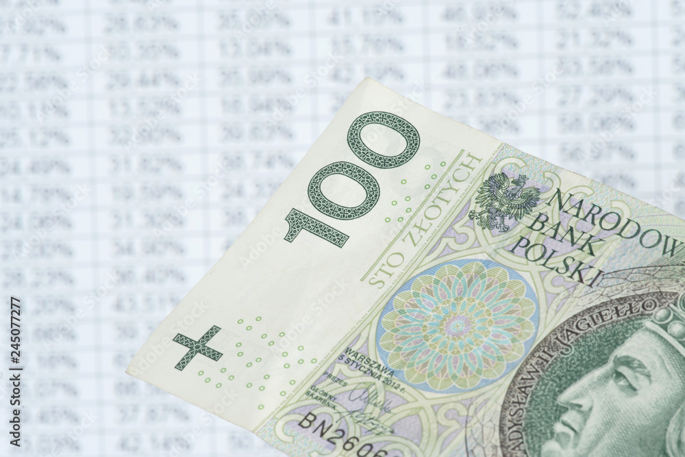 Fototapeta premium Ein Geldschein Polnische Zloty PLN vor einer Tabellenkalkulation mit Zahlen und Prozenten