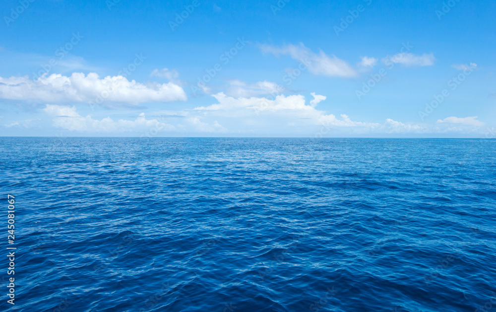 Obraz premium Beautiful sky and blue sea