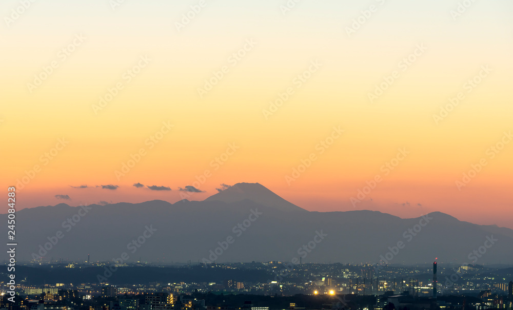 富士山のシルエットと夕焼け空