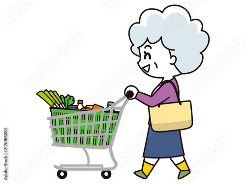 お買い物中のシニア女性