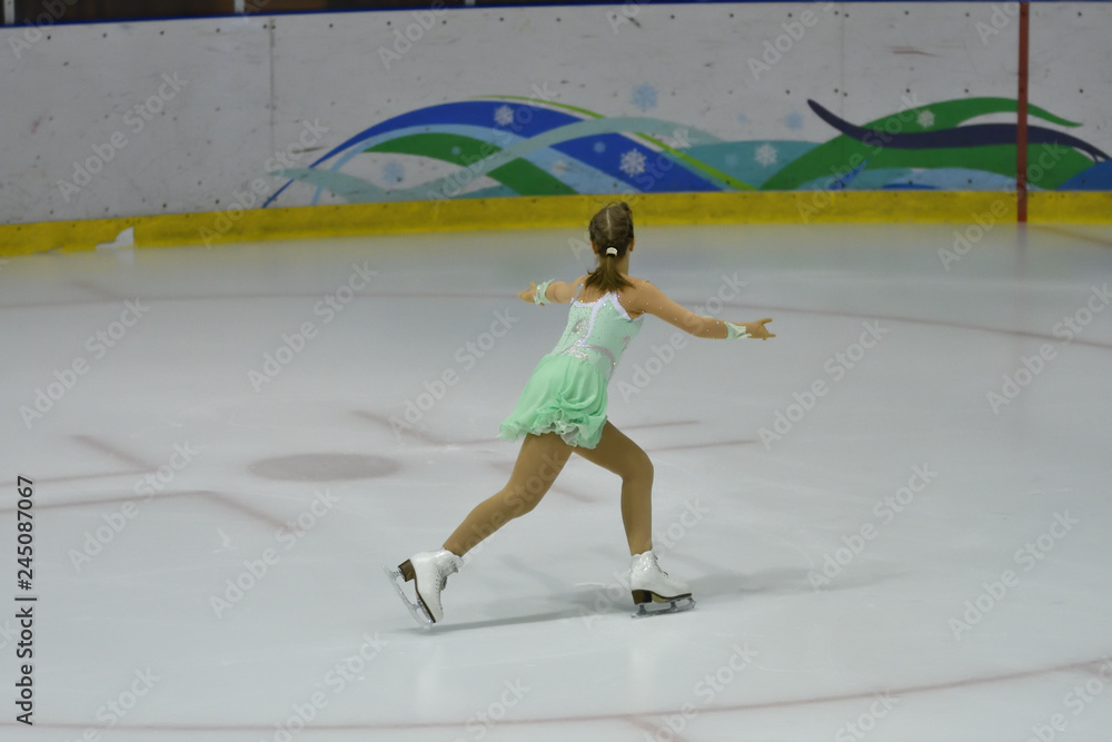 Fototapeta premium Girl ice skating