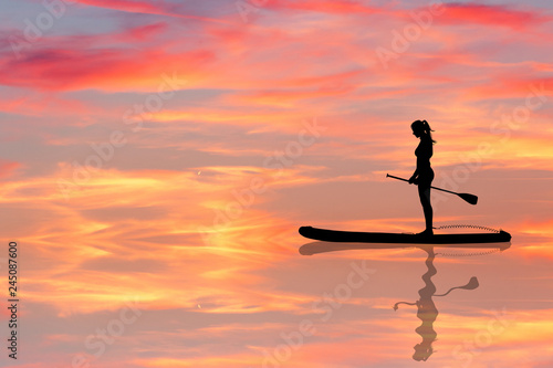 Konstfotografi stand up paddling board at sunset