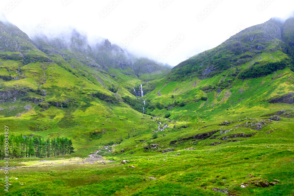 Obraz premium Montaña con niebla