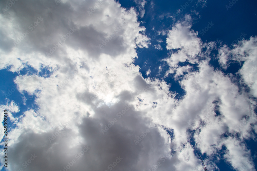 Obraz premium Clouds against blue sky as abstract background