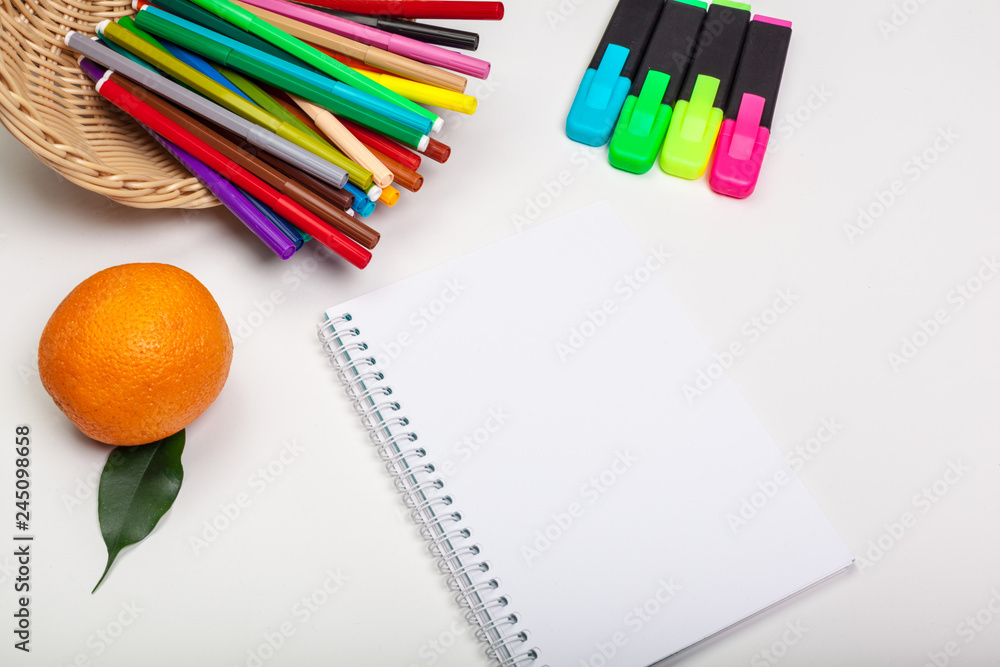 Naklejka premium paper and colorful felt tip pens on the white table