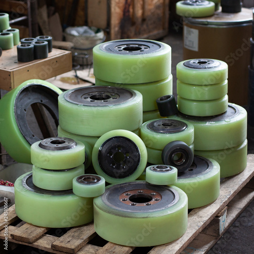 restored in the workshop of the polyurethane tires of the wheels of forklifts photo