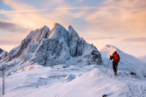 Fotótapéta Mountaineer man climbs on top snowy mountain