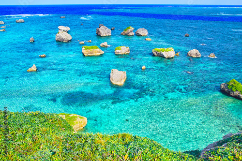 宮古島。東平安名崎の北側に広がる岩石群の海