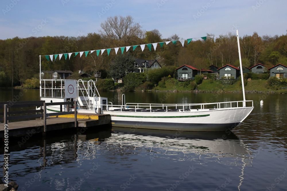 Naklejka premium fahrgastschiff auf dem hariksee