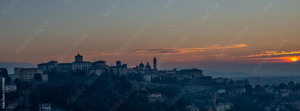Fototapeta premium bergamo at dawn