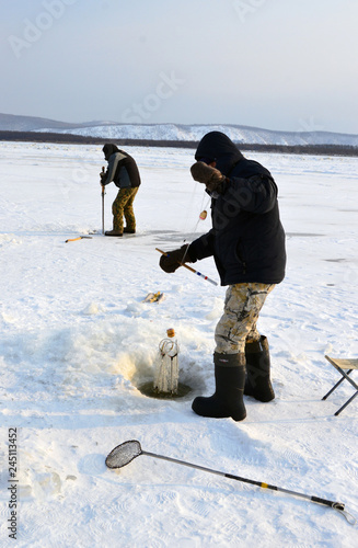 Рыбак на льду реки Амур