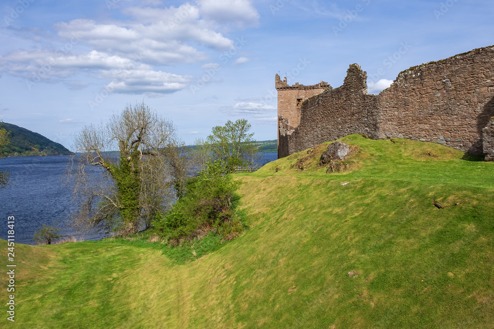 Ruine Urquhart am Loch Ness in den schottischen Highlands