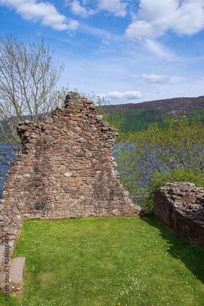 Ruinen der Burg Urquhart am Loch Ness in den schottischen Highlands