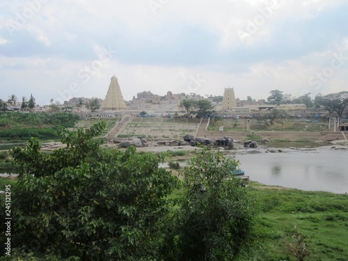 Um den Virupaksha Tempel in Hampi / Weltkulturerbe in Karnataka, Südindien photo