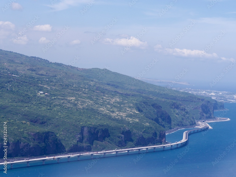 Fototapeta Reunion, widok z lotu ptaka, trasa du Littoral i miasto Saint Denis