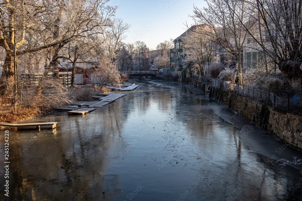 Ansicht vom teilweise gefrorenen Fluss 